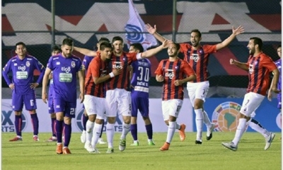 Los capitalinos celebran uno de los goles ante la desazón de los jugadores de Real Potosí
