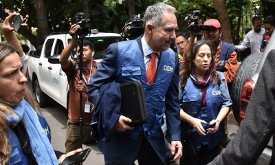 El comisionado relator de la CIDH para Bolivia, José Luis Caballero (c), tras la reunión sostenida con víctimas de Huayllani. 