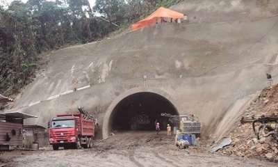 Trabajadores en un túnel que atraviesa la carretera El Sillar que es impulsada por la ABC. Foto:Página Siete