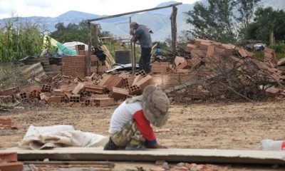 Una de las 150 familias recoge materiales de su vivienda demolida en Tuscapujllo.