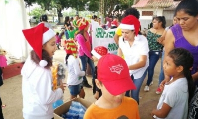 Más de 40 niños de esta zona celebraron la Navidad en el lugar