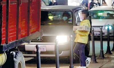 Esta niña fue captada el sábado por la noche, en pleno centro histórico, vendiendo dulces.