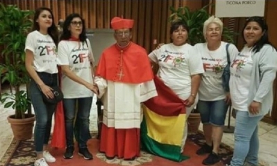 El cardenal junto a las activistas del 21F que se acercaron a saludarlo. Foto: RRSS