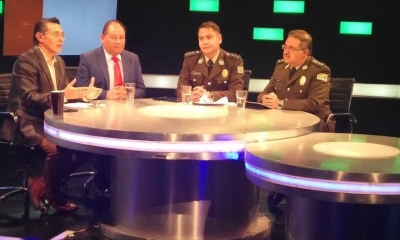 Carlos Romero y autoridades policiales /Foto. RRSS
