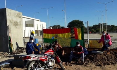 Los dirigentes vecinales, frente al hospital de Montero, este lunes. / Foto: Redes