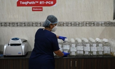 Los principales laboratorios del mundo están trabajando para establecer el grado de relevancia de la nueva variante del coronavirus