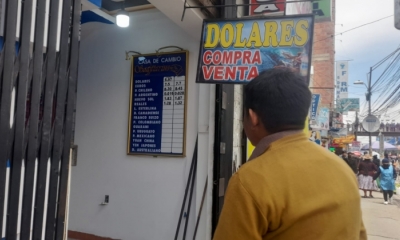 Un comerciante busca comprar dólares en El Alto. 
