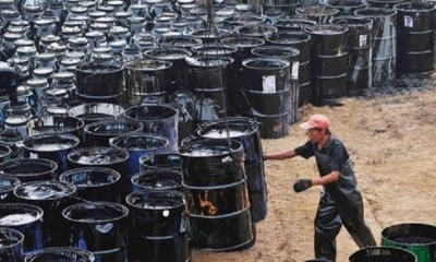 Un operario acomoda barriles con petróleo en una refinería. Foto: Inteligencia Petrolera