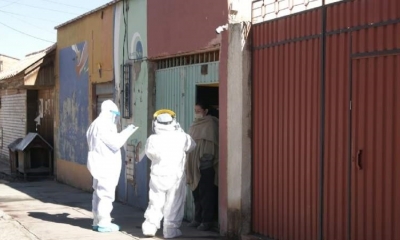 La labor de rastrillaje en casas de El Alto. / Foto: APG