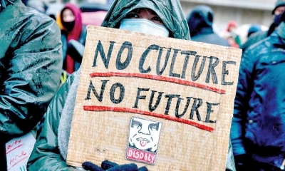 Una persona protesta contra el cierre de actividades culturales en Bélgica.