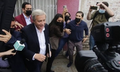 El candidato presidencial de Chile visita un barrio pobre de Santiago. 