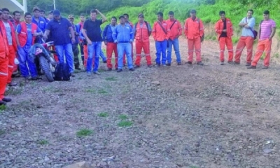 Los trabajadores de la empresa Cartellone en plena jornada de paro, ayer.