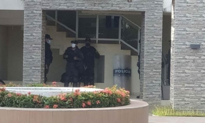 Policía custodia casa de la exmandataria Jeanine Áñez