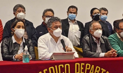 El presidente del Colegio Médico de Bolivia, Luis Larrea