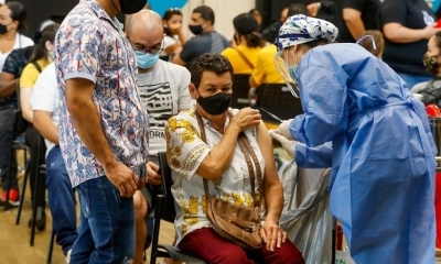 Imagen referencial sobre brigadas de salud realizan la vacunación anticovid.