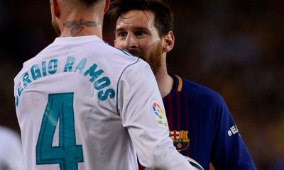 Ramos y Messi discutiendo durante el partido. Foto: AFP