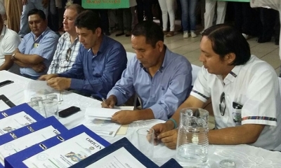 Mario Baptista, firmó hoy contrato con el Representante de la empresa Velarde Construcciones S.R.L. Foto: Dirección de comunicación (Montero)