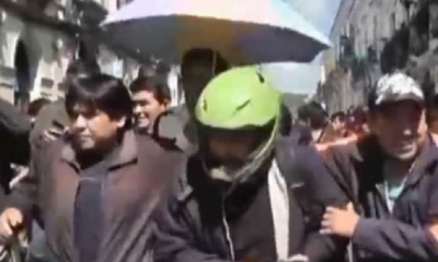 Así tuvo que salir el gobernador  de una concentración/Foto. RRSS