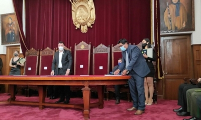 Rector a.i., de la Universidad Pública de El Alto Dr. Carlos Condori realizando la firma…