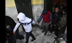 El momento en que los aprehendidos son llevados hasta la cárcel. Foto: APG