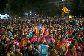 Cientos de personas celebran en Plaza Cataluña luego del referéndum por la independencia, el 1 de octubre en Barcelona. Foto: European  Agencia