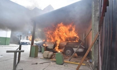 Uno de los vehículos incendiados en el conflicto por Adepoca. | APG