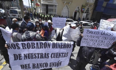 Protesta de víctimas de robo digital en cuentas del Banco Unión. | APG