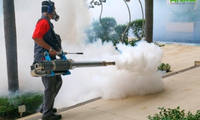 Fumigan barrios y comunidades para controlar el dengue.