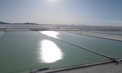 Piscinas de evaporación industrial en el salar de Uyuni. Foto: YLB.