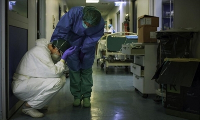 Trabajadores de salud en un hospital de Cremona, una de las zonas mas castigadas de Italia.  Imagen: AFP