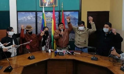Concejales de El Alto levantan las manos en señal de unidad.