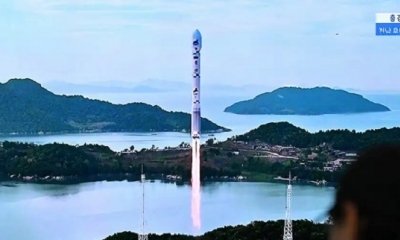 Una pantalla de televisión muestra un noticiario con imágenes de archivo del fallido lanzamiento de un cohete portador de un satélite norcoreano