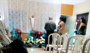 El velorio se realiza en la casa de uno de los fallecidos