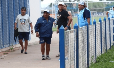 Miembros del cuerpo técnico de Blooming en el momento que se retiran de la sede del club/Foto.Fuad Landívar