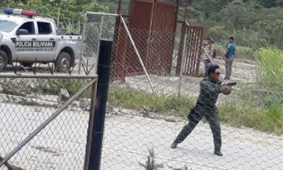 Foto en que se observa a un policía sosteniendo lo que parece un arma de fuego
