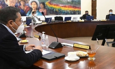 El Presidente Arce junto a su taza de mate.