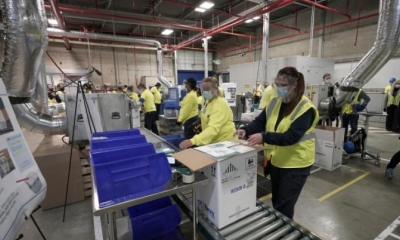 Las cajas que contienen la vacuna Pfizer-BioNTech Covid-19 están preparadas para ser enviadas. | EFE