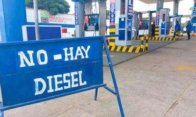 Un surtidor expone su letrero de “No hay diésel”. | RRSS