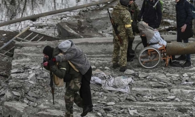 La gente huye de la ciudad de Irpin, al oeste de Kiev.