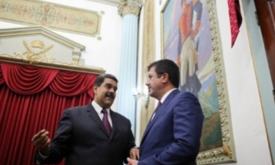Nicolás Maduro (I) hablando con el ministro de Economía turco, Nihat Zeybekci