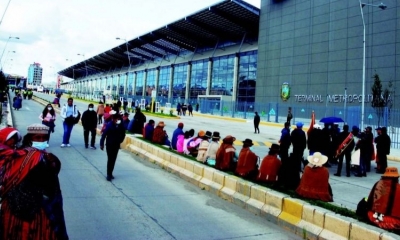 El frontis de la nueva Terminal Metropolitana de El Alto.