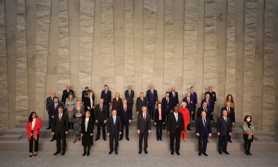 Los ministros de defensa de la OTAN posan durante una foto grupal en la sede de la OTAN en Bruselas.