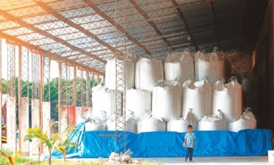 Las enormes bolsas de urea ‘descansan’ debajo de un galpón. Un niño juega y se pasea por el lugar. Foto: El Deber