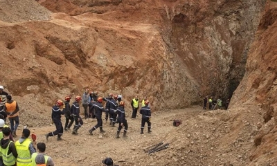 Rescatistas excavan un túnel para llegar al Niño. Foto: AFP