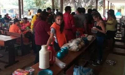 Estudiantes preparan los alimentos mientras bomberos descansan después de una ardua jornada/Foto. Roberto Medina 