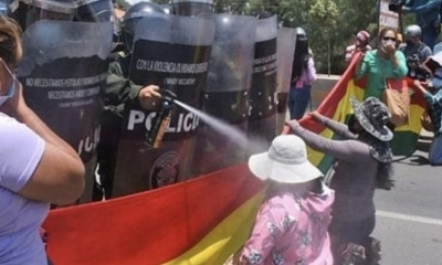 Policías gasifican a mujeres en Quillacollo. 
