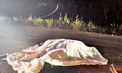 El cuerpo se encontraba al lado derecho de la carretera,sobre la berma, fuera de la capa asfáltica.
