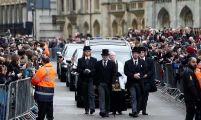 El cortejo fúnebre llega a la iglesia Santa María la Grande, donde se despiden de Stephen Hawking, en Cambridge, el Reino Unido. Foto: RT