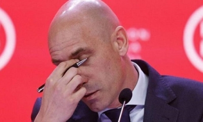 El directivo español tuvo que presentar su renuncia al cargo de presidente debido a la presión mediática.