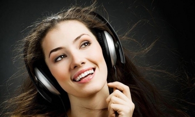 Entre todas sus beneficios se sabe que escuchar música reduce la ansiedad, la presión arterial y los dolores de cabeza. Foto: Internet